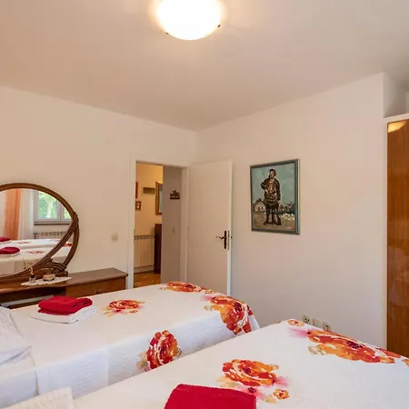 Four-bedroom In Lokvicici Сasa de vacaciones