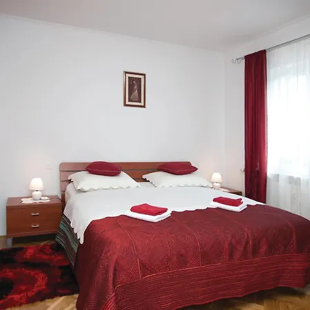 Four-bedroom In Lokvicici Сasa de vacaciones