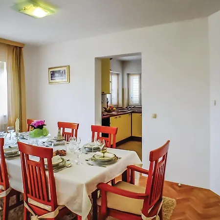 Сasa de vacaciones In Lokvicici With Outdoor Swimming Pool