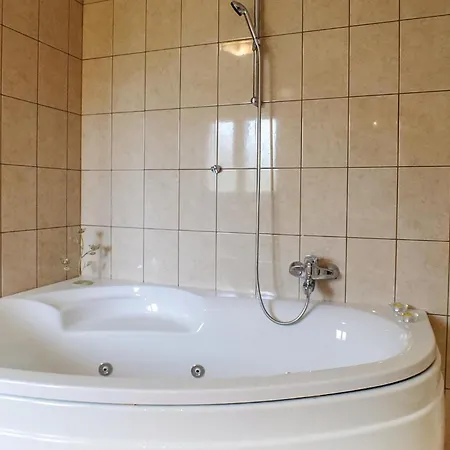 Four-bedroom In Lokvicici Сasa de vacaciones *