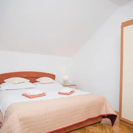 Сasa de vacaciones Four-bedroom In Lokvicici