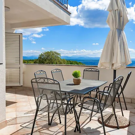 Сasa de vacaciones Four-bedroom In Lokvicici *