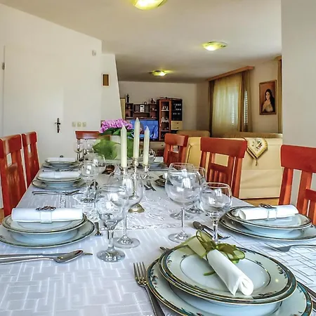 Four-bedroom In Lokvicici Сasa de vacaciones Lokvicic