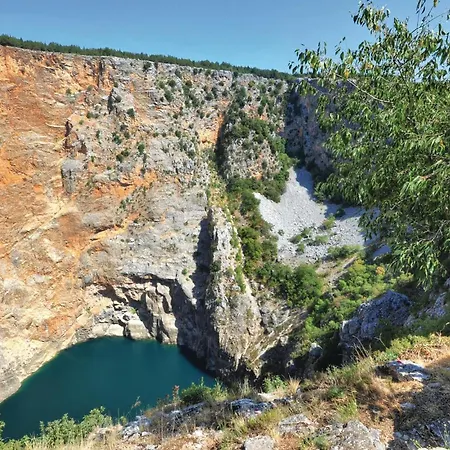 Four-bedroom In Lokvicici Сasa de vacaciones *