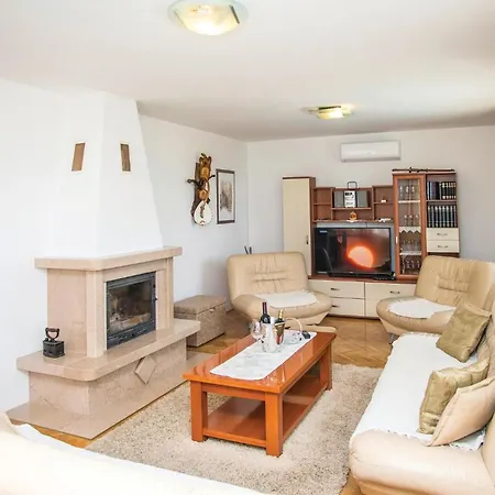 Сasa de vacaciones Four-bedroom In Lokvicici Lokvicic