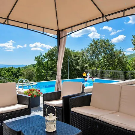 Сasa de vacaciones Four-bedroom In Lokvicici Lokvicic