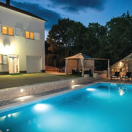 Four-bedroom In Lokvicici Сasa de vacaciones