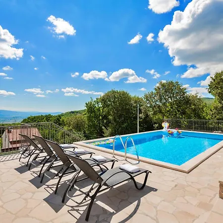 Сasa de vacaciones In Lokvicici With Outdoor Swimming Pool