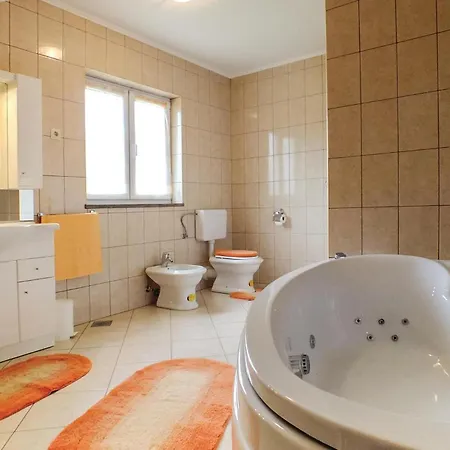 Сasa de vacaciones Four-bedroom In Lokvicici