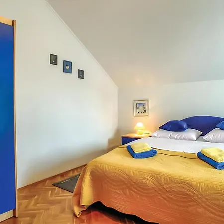 Сasa de vacaciones Four-bedroom In Lokvicici Lokvicic