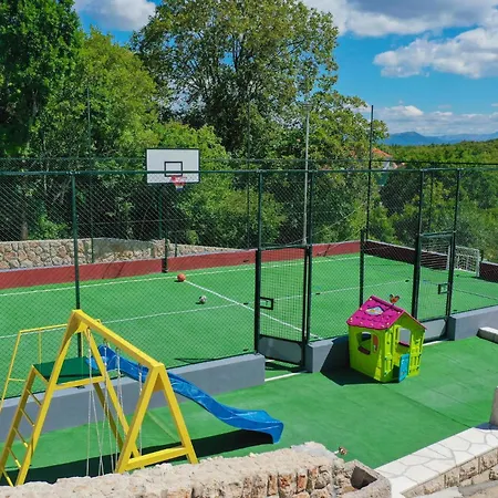 Сasa de vacaciones Four-bedroom In Lokvicici *