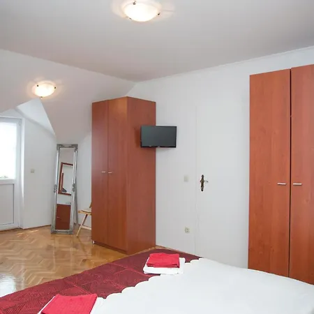 Four-bedroom In Lokvicici Сasa de vacaciones *