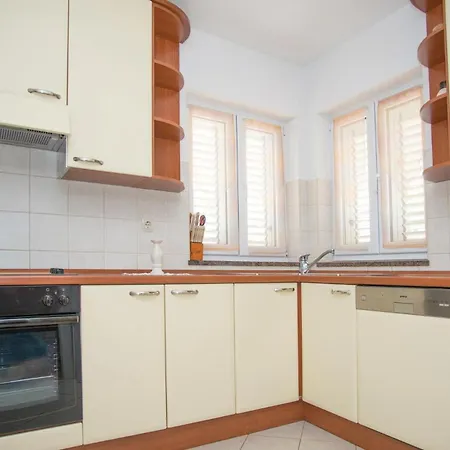 Сasa de vacaciones Four-bedroom In Lokvicici *